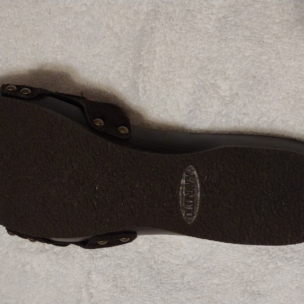 Old Navy, women's sandal with buckle strap in Brown. - Picture 4 of 5